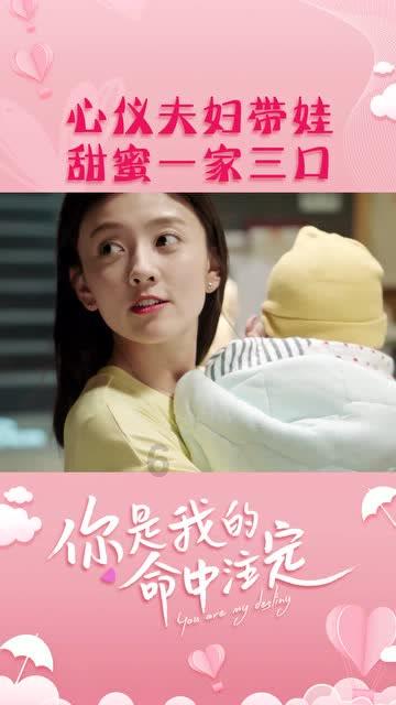 漂亮女孩清洗车